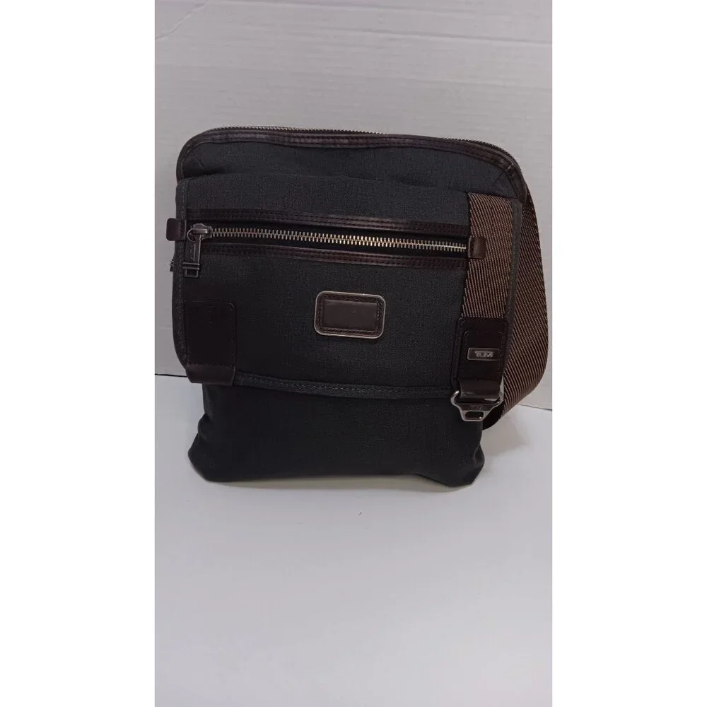 Tumi Grey Annapolis City Work Travel Lined Logo Classic Crossbody Handbag
